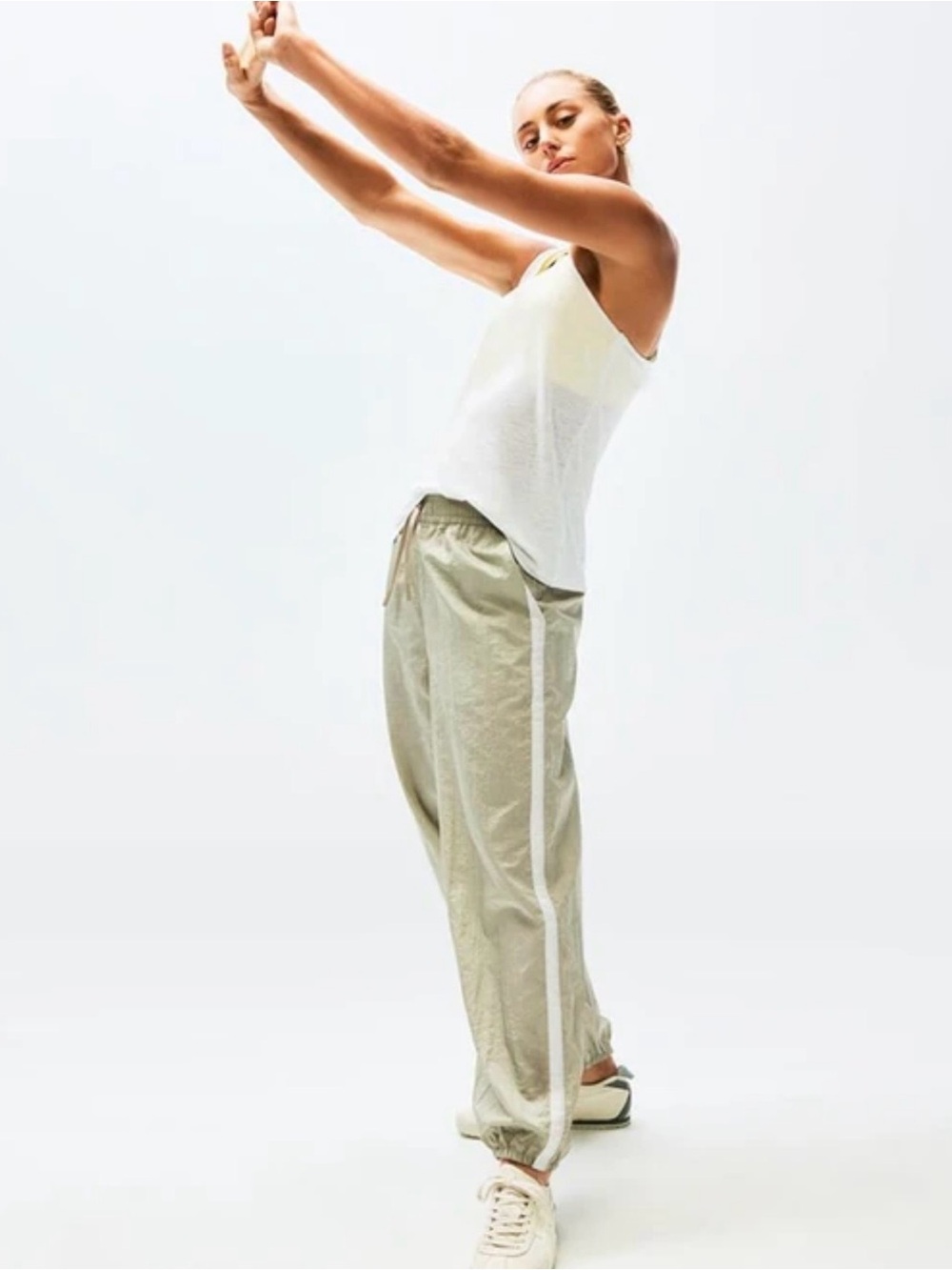 NWT Athleta Daybreak Mid Rise Parachute Jogger - Picture 4 of 8